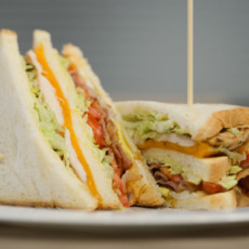 Клаб-сэндвич с хрустящим беконом и глазуньей