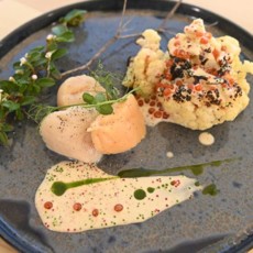 Морской гребешок в икорном соусе с цветной капустой