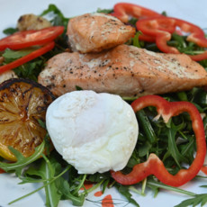 Салат с подкопченным лососем и творожным соусом