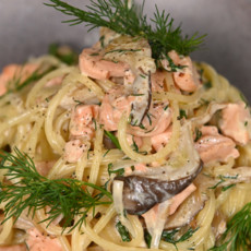 Спагетти с копченым лососем и вешенками