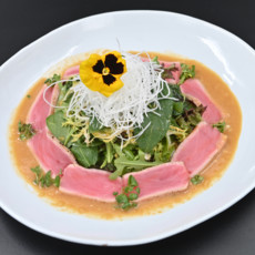 Сашими-салат из филе тунца с луково-кунжутным дрессингом