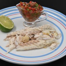 Сибас, запечённый в ароматной соли, с соусом пико-де-гайо