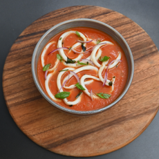 Теплый томатный суп с кальмаром и подмаринованными цукини