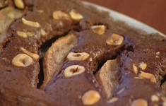 Шоколадный пирог с фундуком и грушами