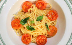 Спагетти айоли с черри томатами