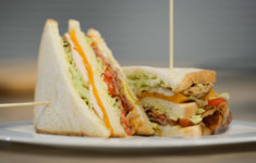Клаб-сэндвич с хрустящим беконом и глазуньей