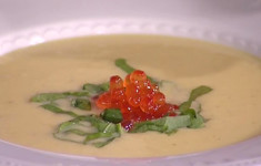 Суп из картофеля и порея с красной икрой