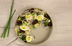 Салат с сельдью, яйцом и отварной свеклой