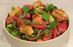 Салат из свежих овощей с гренками