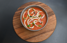 Теплый томатный суп с кальмаром и подмаринованными цукини