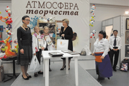 Главный редактор телеканала «Интересное ТВ» Татьяна Пономаренко вручила приз самому юному участнику  конкурса по вязанию