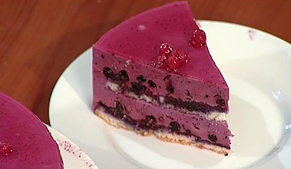 Торт Павлова с ягодами и шоколадной глазурью