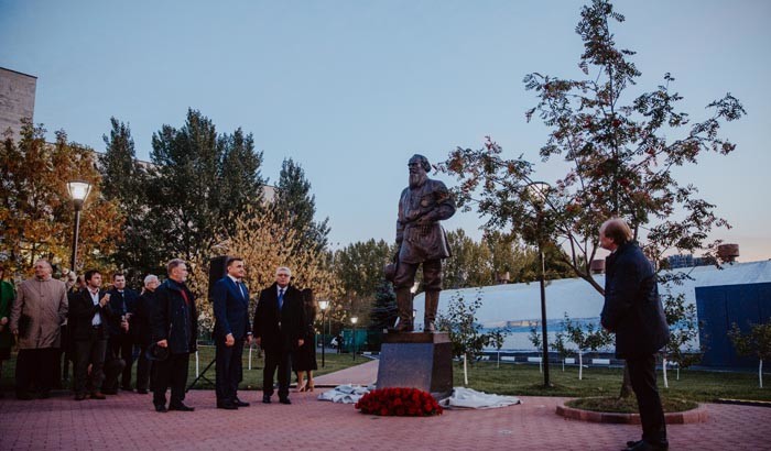 Памятник Льву Толстому появился в МГИМО