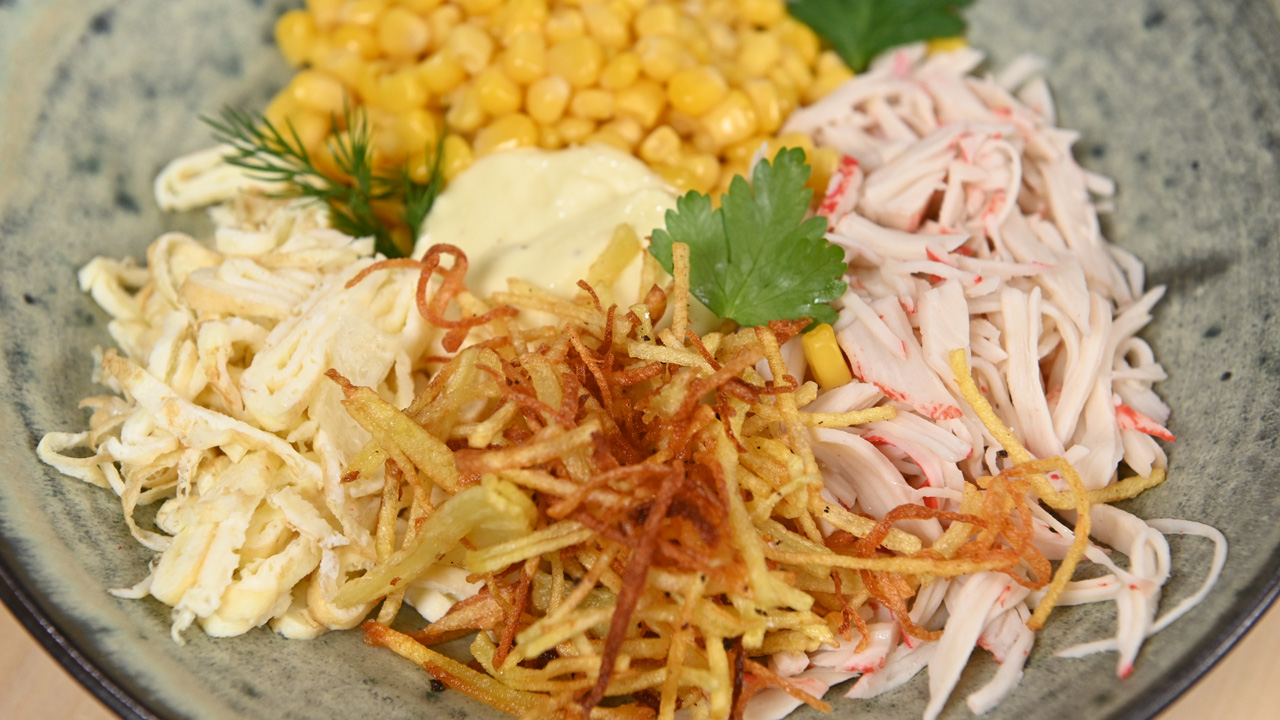 Крабовый салат с кукурузой, огурцом и рисом пошаговый рецепт с фото